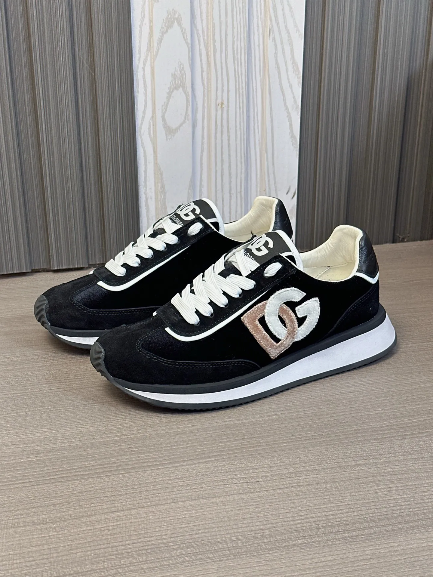 💰700••New arrivals••Dolce&Gabbana••DG✔️High-end men’s sports•casual shoes. Original goods from top counters. Original imported cowhide, multi-material splicing design ➕Imported cowhide lining, cowhide feet ➕Original T men's shoes 💰R elastic outsole.  Size: 39-44 (38, 45 customized)